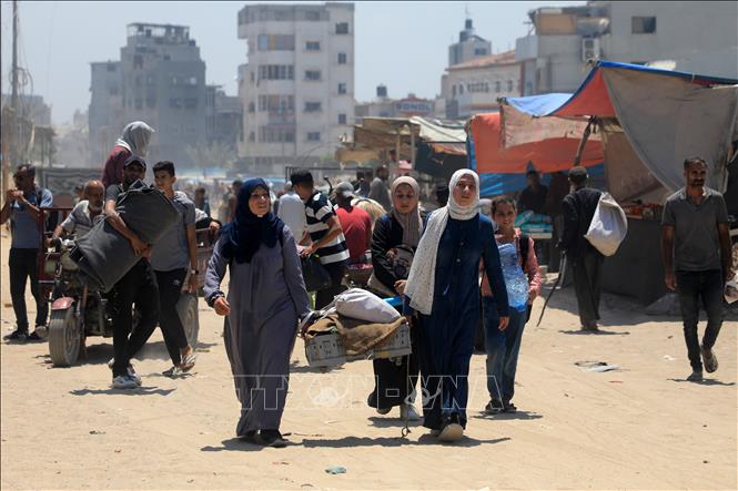 Người dân Palestine sơ tán khỏi khu vực phía Đông thành phố Khan Younis, miền Nam Dải Gaza ngày 2/7/2024. Ảnh: THX/TTXVN
