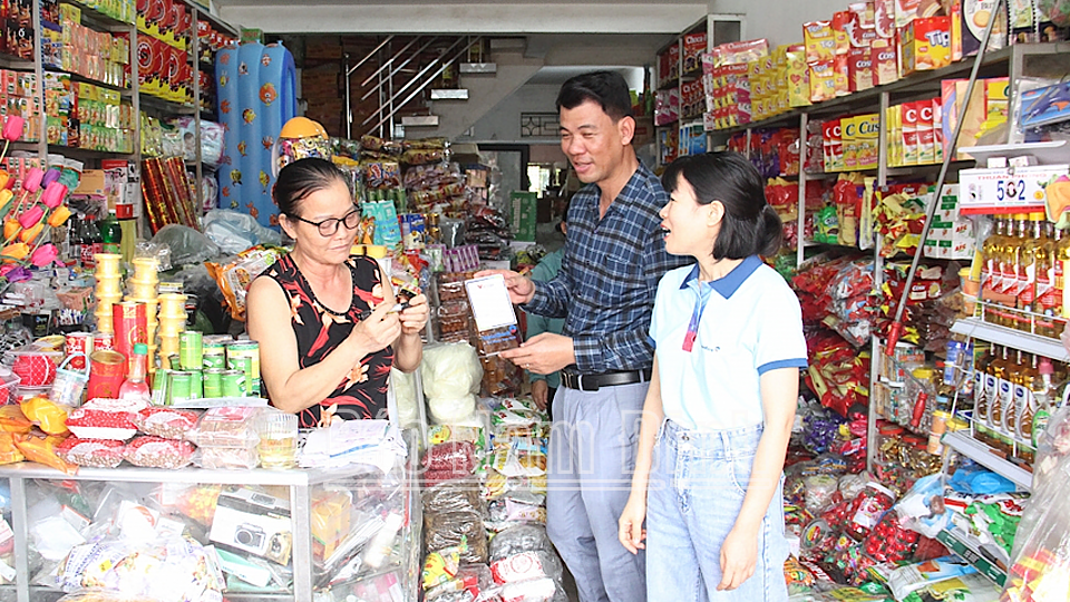 Nhân viên Chi nhánh Ngân hàng Công thương Viettinbank hướng dẫn tiểu thương mở tài khoản thanh toán số. 
