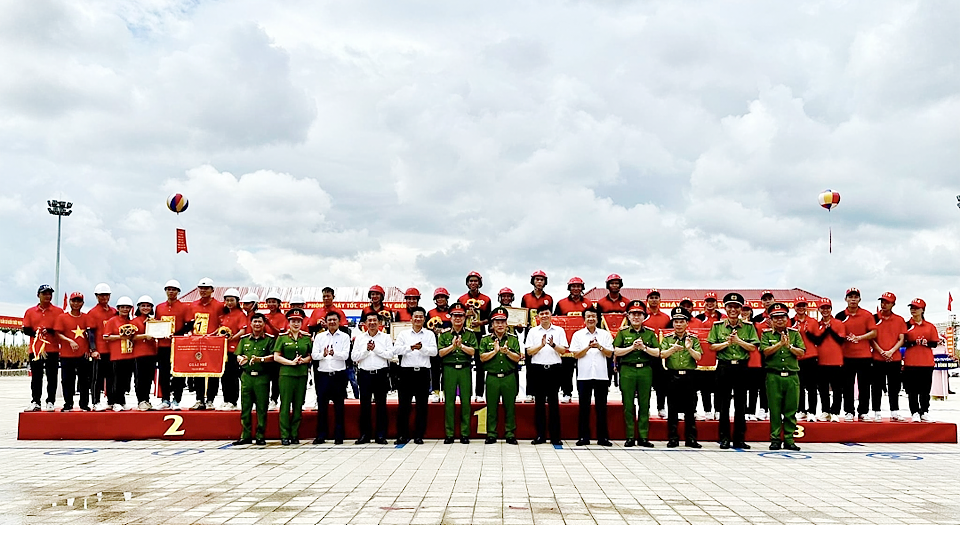 Các đồng chí lãnh đạo Bộ Công an, UBND các tỉnh, thành phố trực thuộc Trung ương trao giải Nhất, Nhì, Ba toàn đoàn cho các đội thi. (ảnh Công an tỉnh)
