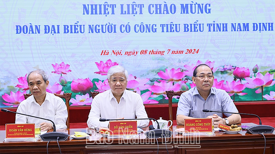Đồng chí Đỗ Văn Chiến, Ủy viên Bộ Chính trị, Bí thư Trung ương Đảng, Chủ tịch Uỷ ban Trung ương MTTQ Việt Nam và các đồng chí chủ trì buổi gặp mặt.
            