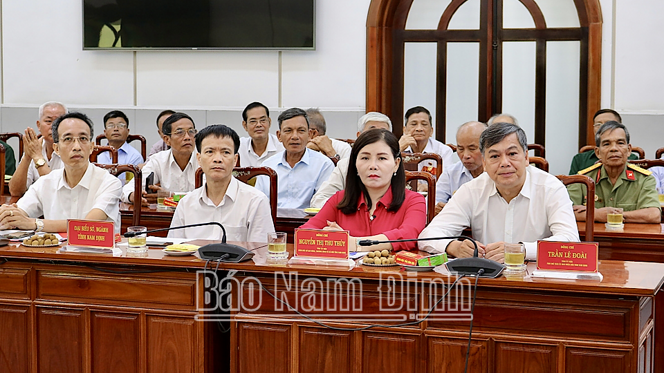 Đồng chí Trần Lê Đoài, TUV, Phó Chủ tịch UBND tỉnh; lãnh đạo Sở Lao động - Thương binh và Xã hội tại buổi gặp mặt.
            