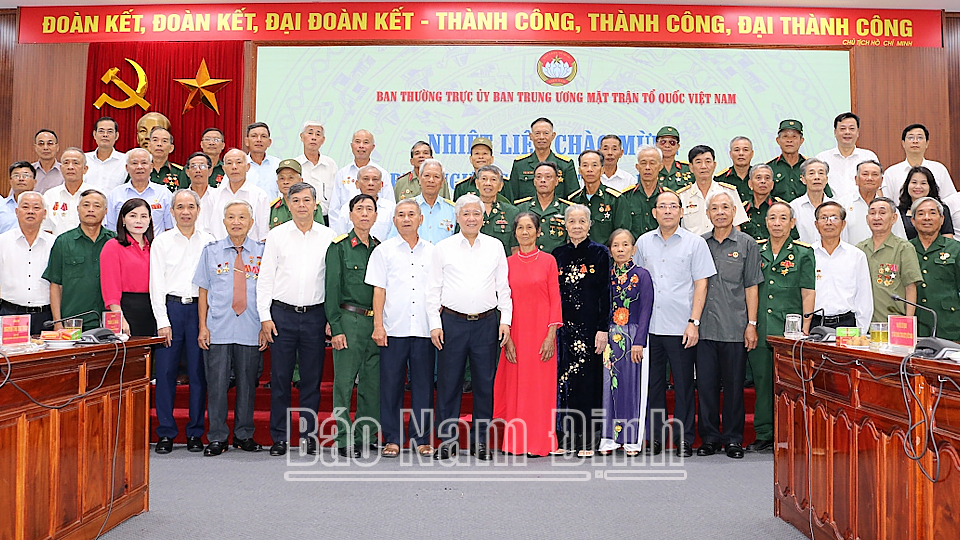 Các đồng chí: Chủ tịch Uỷ ban Trung ương MTTQ Việt Nam Đỗ Văn Chiến chụp ảnh lưu niệm với đoàn đại biểu người có công tiêu biểu tỉnh Nam Định.
            