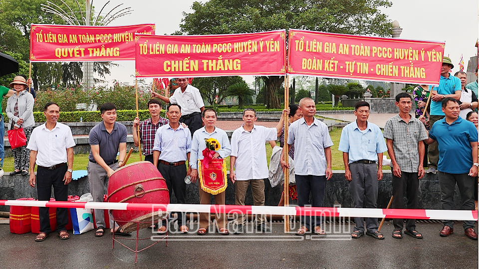 Người dân địa phương tuyên truyền, cổ động trong hội thi “Tổ liên gia an toàn phòng cháy, chữa cháy” tỉnh Nam Định năm 2024.
