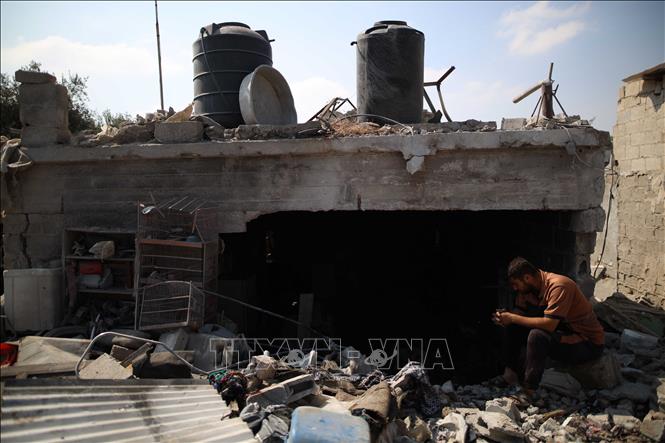 Tòa nhà bị phá hủy sau một cuộc không kích của Israel xuống thị trấn al-Zawaida, Dải Gaza, ngày 7/7/2024. Ảnh: THX/TTXVN
