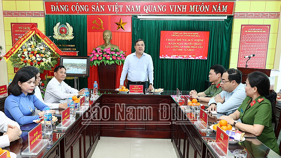 Đồng chí Bí thư Tỉnh ủy Phạm Gia Túc phát biểu chúc mừng Phòng An ninh nội địa (Công an tỉnh). 
