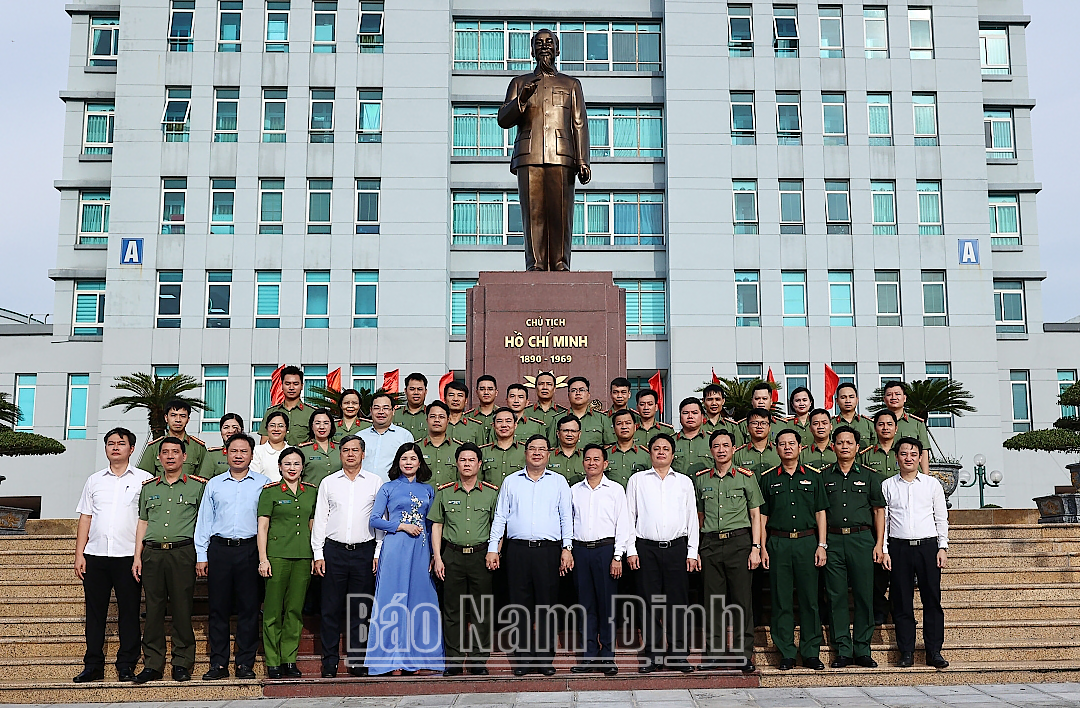 Đồng chí Bí thư Tỉnh ủy và các đồng chí lãnh đạo tỉnh chụp ảnh với tập thể Phòng An ninh nội địa trước Tượng đài Chủ tịch Hồ Chí Minh trong khuôn viên Công an tỉnh. 
