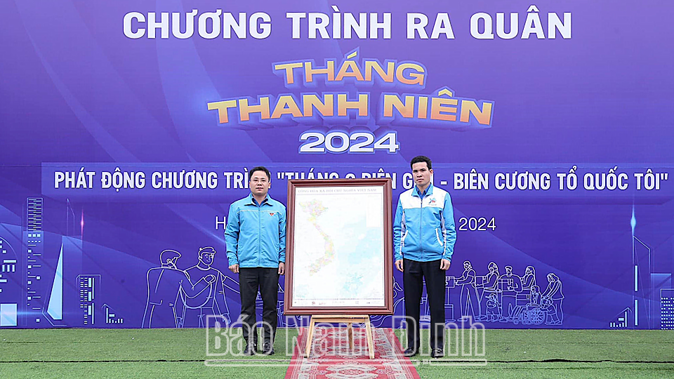 Lãnh đạo Tỉnh Đoàn trao bản đồ Việt Nam cho Huyện Đoàn Hải Hậu.