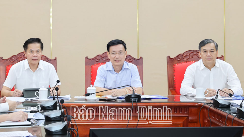 Các đồng chí: Phạm Đình Nghị, Phó Bí thư Tỉnh ủy, Chủ tịch UBND tỉnh, Trưởng Ban Chỉ đạo về Chuyển đổi số tỉnh; Trần Lê Đoài, TUV, Phó Chủ tịch UBND tỉnh; Vũ Trọng Quế, TUV, Giám đốc Sở TT và TT đồng chủ trì hội nghị tại điểm cầu Nam Định.