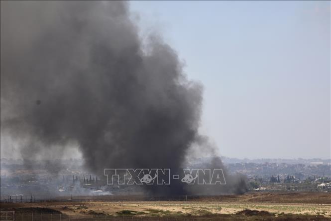 Khói bốc lên sau các cuộc không kích của Israel xuống Dải Gaza ngày 2/7/2024. Ảnh: THX/TTXVN
