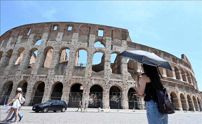 Người dân che nắng khi nhiệt độ lên cao tại thủ đô Rome, Italy. Ảnh tư liệu: THX/TTXVN
