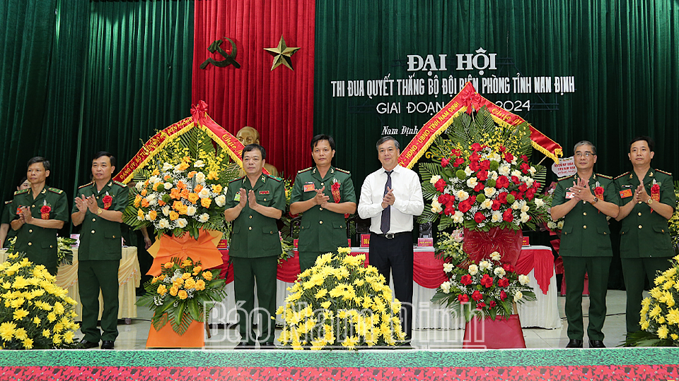 Đồng chí Thiếu tướng Nguyễn Văn Thiện, Phó Tư lệnh BĐBP và đồng chí Trần Lê Đoài, TUV, Phó Chủ tịch UBND tỉnh tặng hoa chúc mừng Đại hội. 
