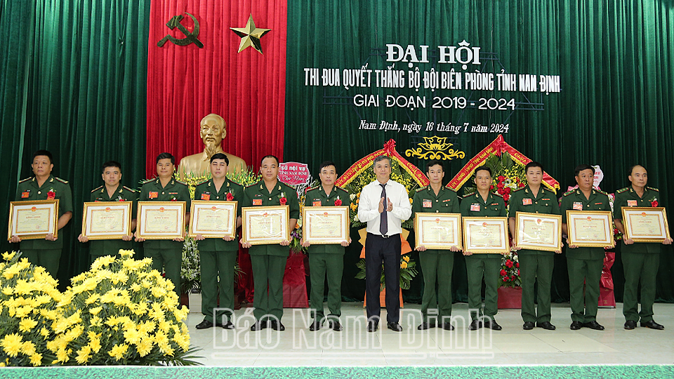 Đồng chí Trần Lê Đoài, TUV, Phó Chủ tịch UBND tỉnh trao Bằng khen cho các tập thể và cá nhân có thành tích trong phong trào thi đua Quyết thắng giai đoạn 2019-2024. 
