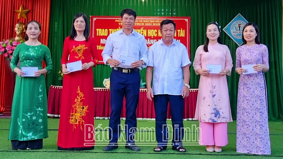 Bài dự thi giải Báo chí Búa liềm vàng lần thứ IX năm 2024: Phát huy vai trò của cán bộ, đảng viên trong xây dựng xã hội học tập