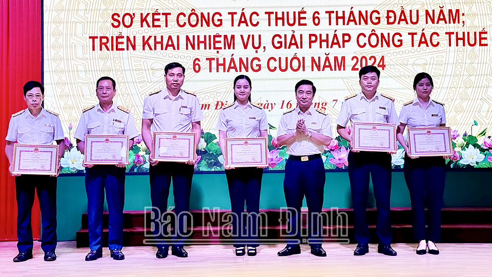 Lãnh đạo Cục Thuế tỉnh đã trao Bằng khen của Bộ trưởng Bộ Tài chính cho các tập thể xuất sắc. 
