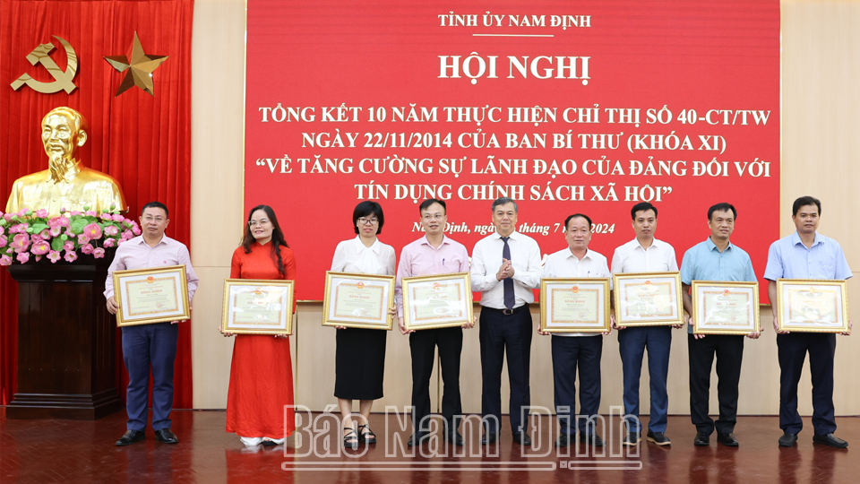 Đồng chí Trần Lê Đoài, TUV, Phó Chủ tịch UBND tỉnh, Trưởng Ban đại diện Hội đồng Quản trị Ngân hàng Chính sách xã hội tỉnh trao tặng Bằng khen của Chủ tịch UBND tỉnh cho các tập thể, cá nhân trong tổ chức thực hiện Chỉ thị số 40-CT/TW. 
