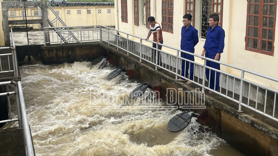 Trạm bơm Đồng Lạc, xã Hợp Hưng (Vụ Bản) vận hành liên tục để bơm tiêu cứu lúa mùa. 
