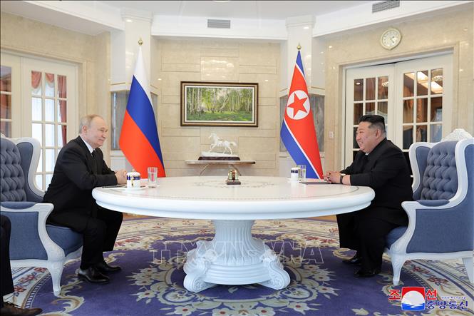 Nhà lãnh đạo Kim Jong-un (phải) gặp Tổng thống Nga Vladimir Putin. Ảnh: Yonhap/TTXVN
