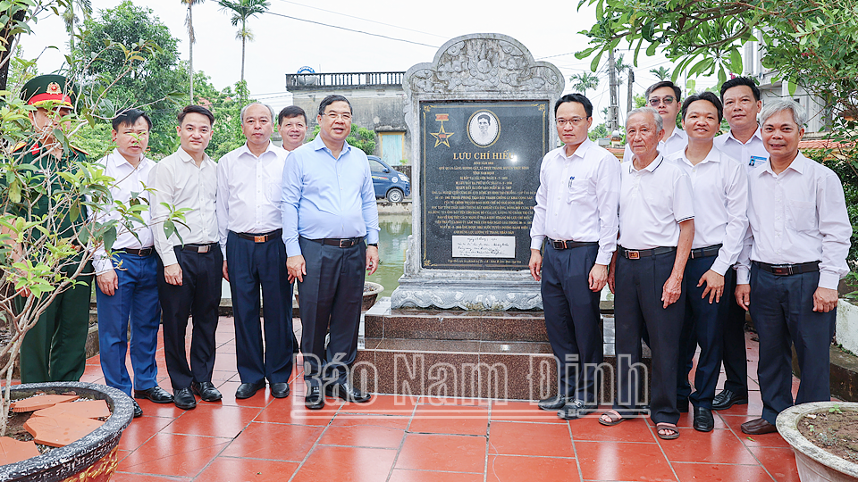 Đồng chí Bí thư Tỉnh ủy Phạm Gia Túc và các đại biểu chụp ảnh lưu niệm tại Khu lưu niệm đồng chí Lưu Chí Hiếu.
