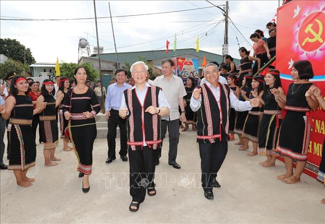 Tổng Bí thư Nguyễn Phú Trọng tham gia điệu múa truyền thống của đồng bào dân tộc tại thôn Kon Rơ Bàng 2, xã Vinh Quang, thành phố Kon Tum. Ảnh tư liệu: Trí Dũng/TTXVN
