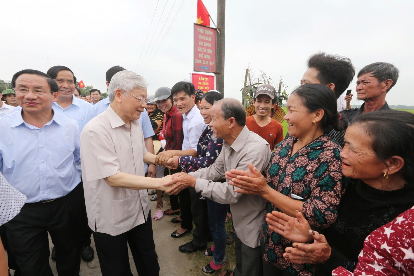 Tổng Bí thư Nguyễn Phú Trọng thăm Khu dân cư nông thôn mới thôn Tân Văn, xã Thạch Văn, huyện Thạch Hà. Ảnh: TTXVN

