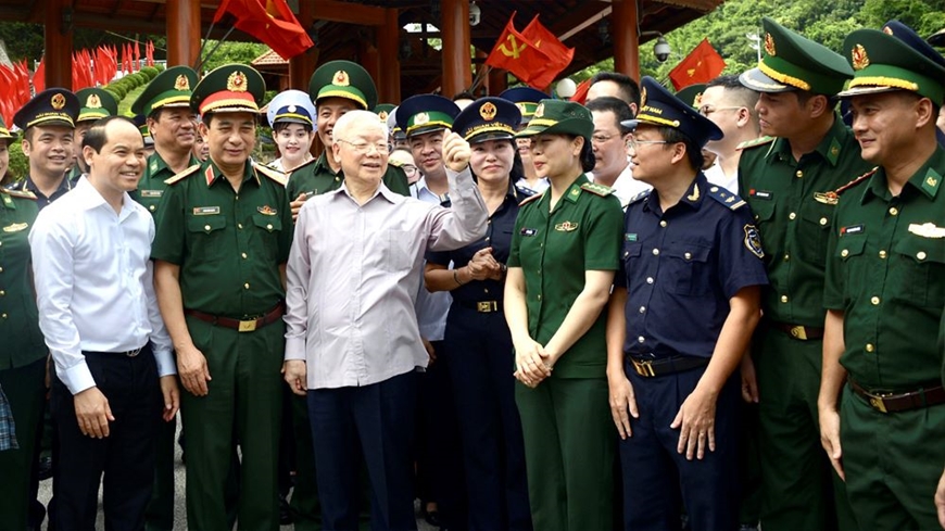 Tổng Bí thư Nguyễn Phú Trọng cùng đoàn công tác thăm hỏi, động viên cán bộ, chiến sĩ làm nhiệm vụ tại Cửa khẩu quốc tế Hữu Nghị (Lạng Sơn), tháng 8-2023. Ảnh: TẤN TUÂN 
