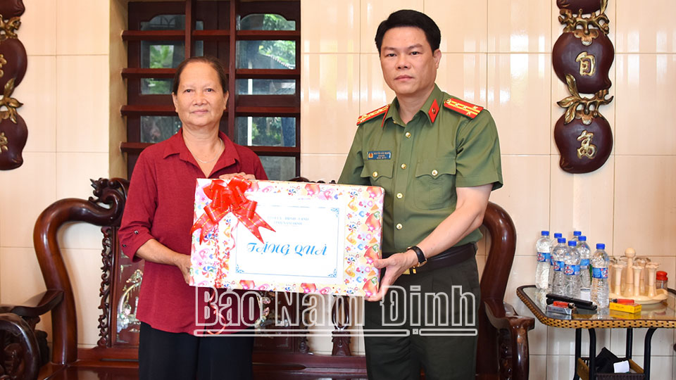 Đồng chí Giám đốc Công an tỉnh Nguyễn Hữu Mạnh thăm, tặng quà bà Đinh Thị Tươi, là vợ liệt sĩ, ở tổ dân phố Nam, thị trấn Liễu Đề (Nghĩa Hưng). 