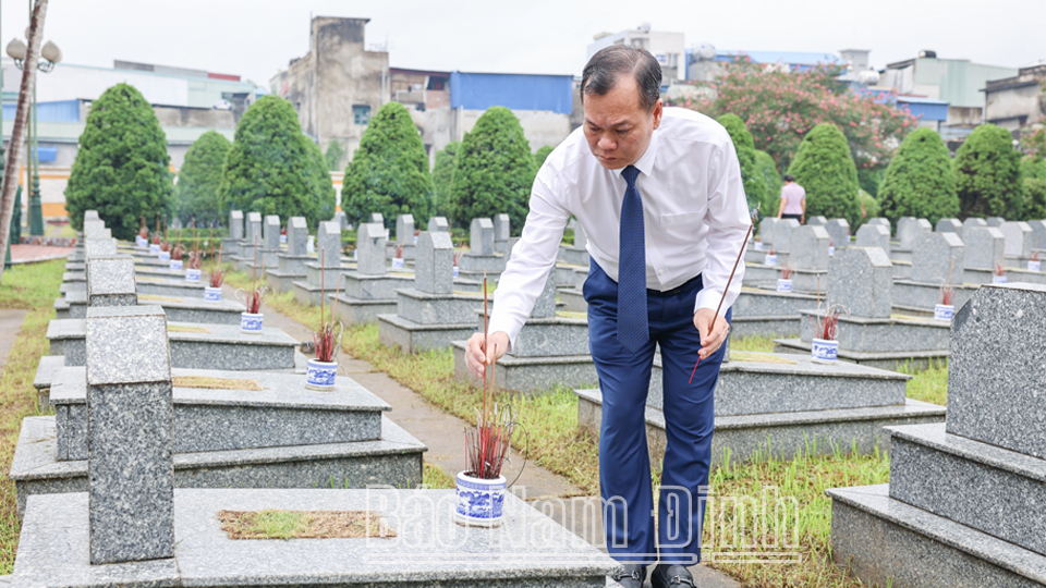 Đồng chí Phó Bí thư Thường trực Tỉnh ủy Lê Quốc Chỉnh thắp hương các phần mộ tại nghĩa trang liệt sĩ Thành phố Nam Định.
