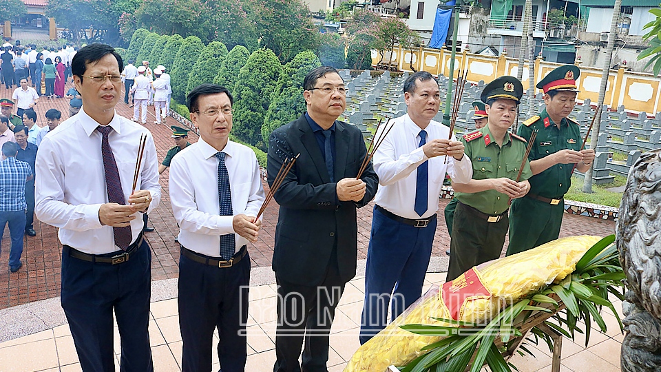 Các đồng chí lãnh đạo tỉnh và thành phố Nam Định dâng hương, đặt vòng hoa tưởng nhớ công lao các Anh hùng Liệt sĩ tại Nghĩa trang Liệt sĩ thành phố Nam Định. 
