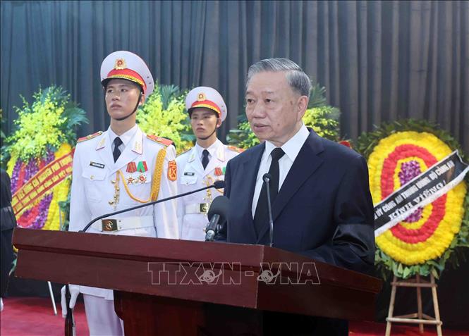 Đồng chí Tô Lâm, Ủy viên Bộ Chính trị, Chủ tịch nước, Trưởng Ban Lễ tang đọc Lời điếu. Ảnh: TTXVN
