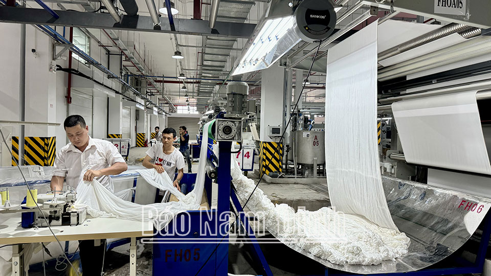 Nhiều lao động được tuyển dụng vào làm việc tại Công ty TNHH TOP TEXTILES, Khu công nghiệp Dệt may Rạng Đông (Nghĩa Hưng). Ảnh Thanh Thúy