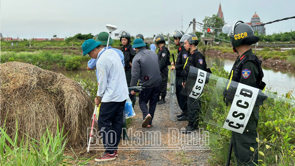 Lực lượng Công an tỉnh thực hiện phương án đảm bảo ANTT quá trình đo đạc đất liên quan đến dự án xây dựng Nhà máy sản xuất cấu kiện bê tông đúc sẵn tại Cồn Xanh (Nghĩa Hưng) .
