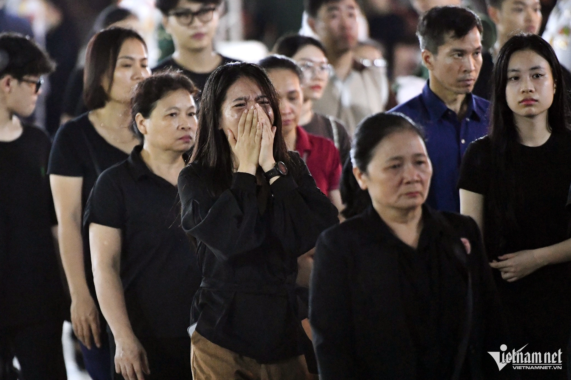 Bên trong nhà tang lễ, nhiều người khóc nức nở khi nhìn thấy linh cữu của Tổng Bí thư Nguyễn Phú Trọng.