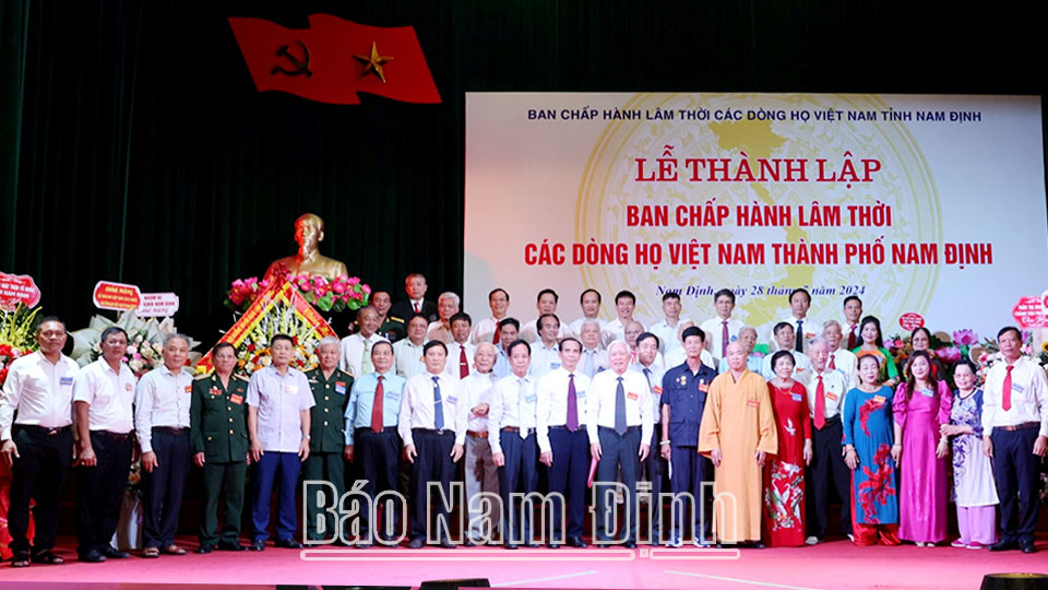 Ban Chấp hành lâm thời các dòng họ Việt Nam thành phố Nam Định ra mắt hội nghị. 