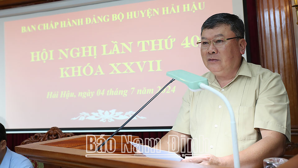 Đồng chí Trần Minh Hải, TUV, Bí thư Huyện ủy, Chủ tịch HĐND huyện Hải Hậu phát biểu tại hội nghị. 