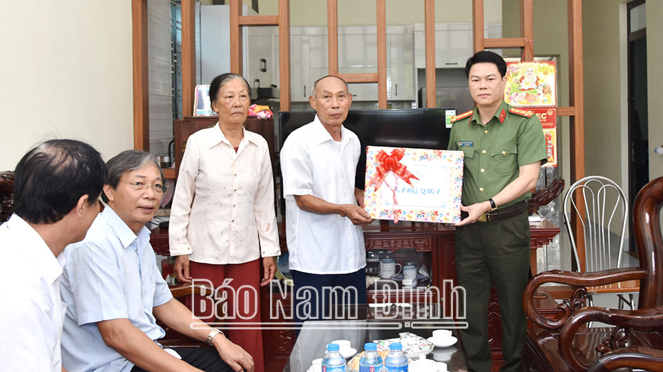 Đồng chí Giám đốc Công an tỉnh Nguyễn Hữu Mạnh thăm, tặng quà ông Đào Văn Rạng, là thương binh 33%, ở tổ dân phố Tân Thọ, thị trấn Liễu Đề (Nghĩa Hưng). 