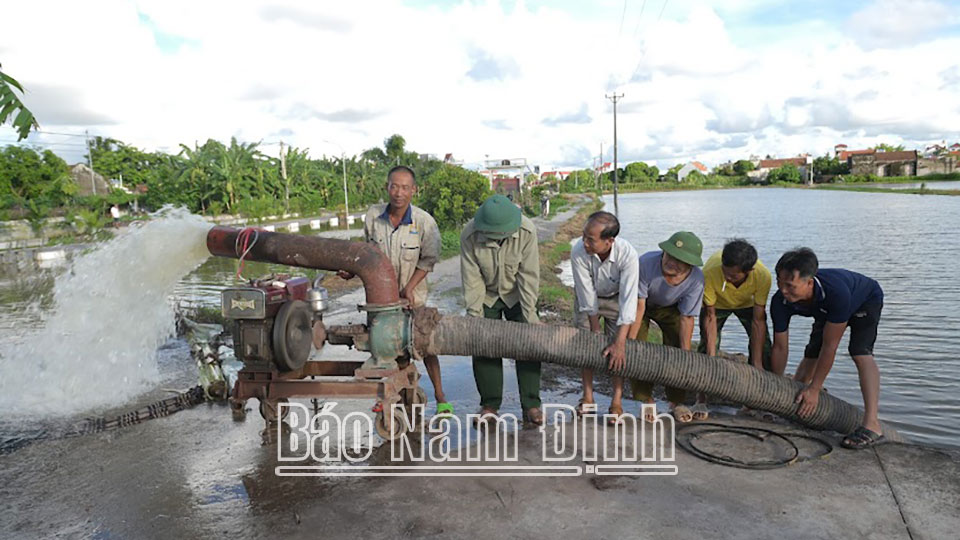 Huyện Vụ Bản huy động mọi lực lượng, vận hành máy bơm dã chiến tập trung cứu lúa mùa bị ngập sâu trong nước. 