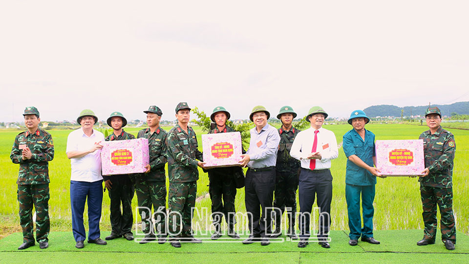 Các đồng chí: Bí thư Tỉnh ủy Phạm Gia Túc; Phó Bí thư Thường trực Tỉnh ủy Lê Quốc Chỉnh và các đồng chí lãnh đạo tỉnh tặng quà các đơn vị thực binh trong cuộc diễn tập KVPT huyện Vụ Bản.