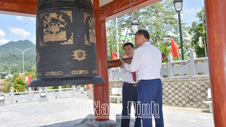 Các đồng chí: Lê Quốc Chỉnh, Phó Bí thư Thường trực Tỉnh ủy, Chủ tịch HĐND tỉnh, Trưởng đoàn Đoàn đại biểu Quốc hội tỉnh; Phạm Đình Nghị, Phó Bí thư Tỉnh ủy, Chủ tịch UBND tỉnh thực hiện nghi thức thỉnh chuông tại Đền thờ Liệt sĩ thuộc Nghĩa trang Liệt sĩ Quốc gia Vị Xuyên.