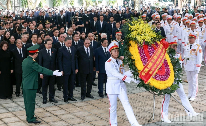 Đoàn Ban Chấp hành Trung ương Đảng do đồng chí Tô Lâm, Ủy viên Bộ Chính trị, Chủ tịch nước làm Trưởng đoàn vào viếng Tổng Bí thư Nguyễn Phú Trọng và chia buồn cùng gia đình.