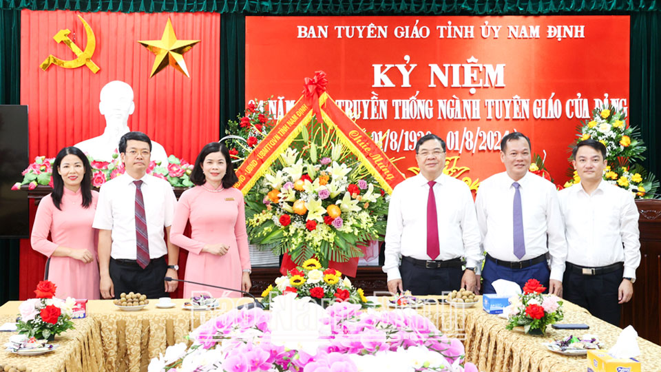 Thường trực Tỉnh ủy chúc mừng Ban Tuyên giáo Tỉnh ủy nhân Ngày truyền thống