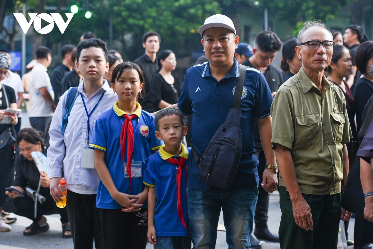 Anh Nguyễn Trung Thành và ông Nguyễn Văn Chủ ở thành phố Lao Cai