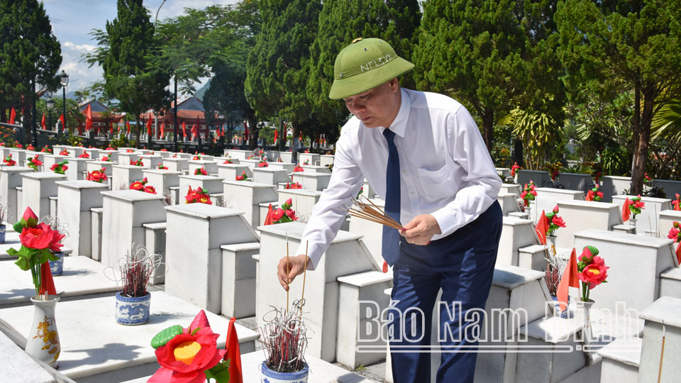 Đồng chí Lê Quốc Chỉnh, Phó Bí thư Thường trực Tỉnh ủy, Chủ tịch HĐND tỉnh, Trưởng đoàn Đoàn đại biểu Quốc hội tỉnh thắp hương tại phần mộ các Anh hùng Liệt sĩ tại Nghĩa trang Liệt sĩ Quốc gia Vị Xuyên. 