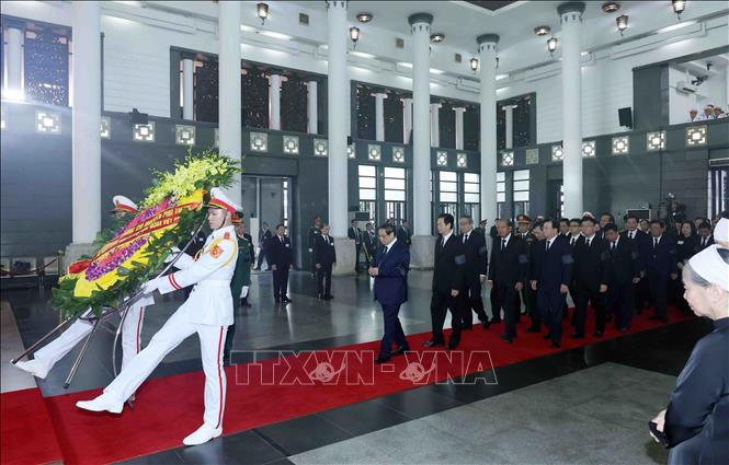 Đoàn Chính phủ nước Cộng hòa xã hội chủ nghĩa Việt Nam do đồng chí Phạm Minh Chính, Ủy viên Bộ Chính trị, Thủ tướng Chính phủ làm Trưởng đoàn vào viếng và chia buồn cùng gia quyến Tổng Bí thư Nguyễn Phú Trọng. 