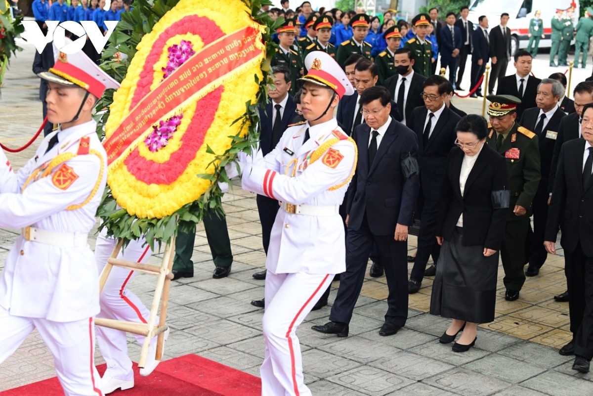 Đoàn đại biểu cấp cao của Đảng, Nhà nước Lào do Tổng Bí thư, Chủ tịch nước Lào Thongloun Sisoulith dẫn đầu vào viếng Tổng Bí thư Nguyễn Phú Trọng tại Hà Nội.