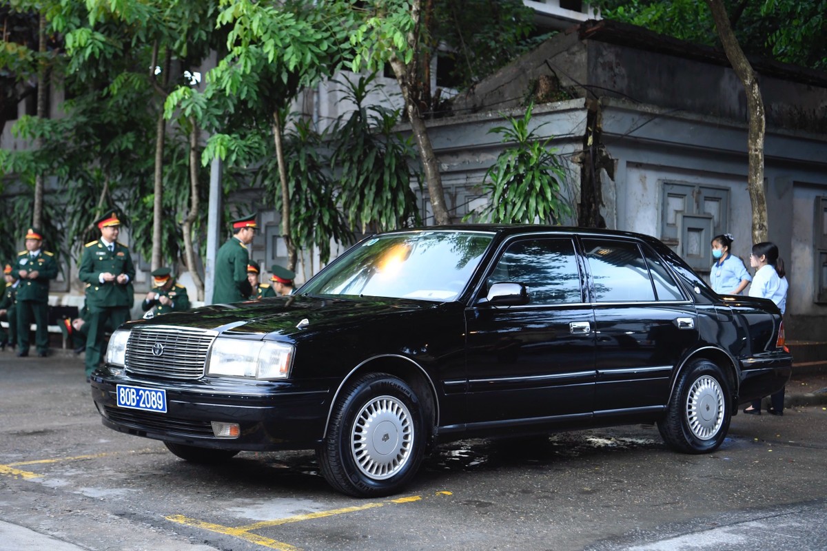 Toyota Crown 1998, người cận vệ già của Tổng Bí thư Nguyễn Phú Trọng.