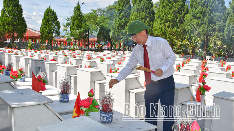 Đồng chí Phạm Đình Nghị, Phó Bí thư Tỉnh ủy, Chủ tịch UBND tỉnh thắp hương tại phần mộ các Anh hùng Liệt sĩ tại Nghĩa trang Liệt sĩ quốc gia Vị Xuyên. 