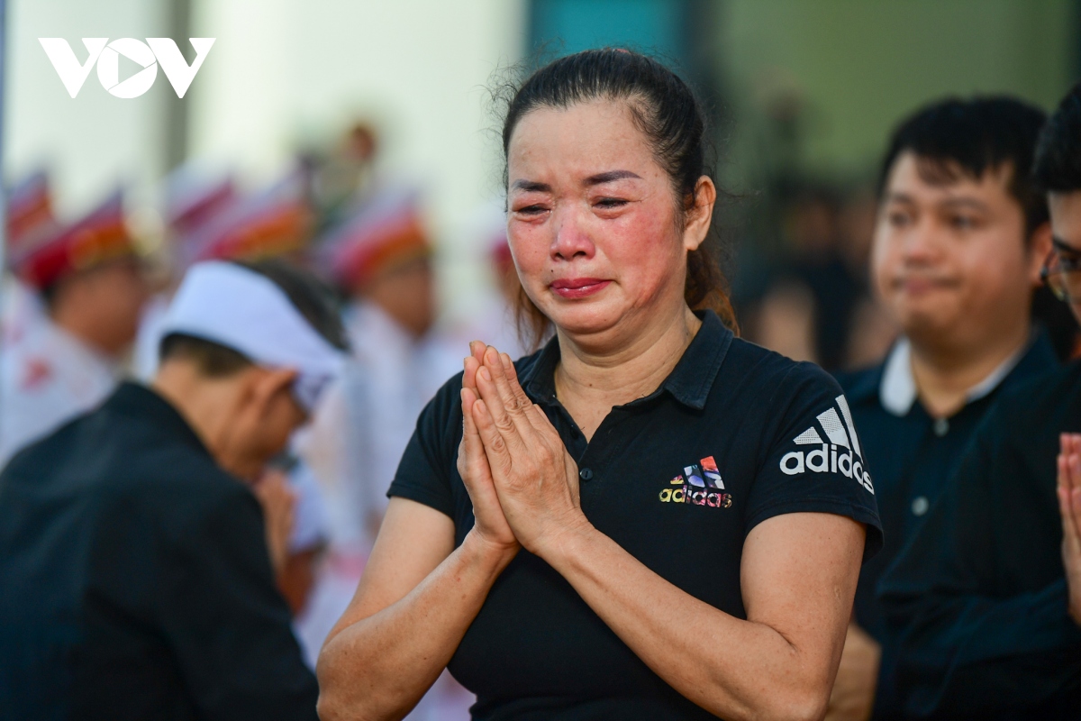 Bà Nguyễn Kim Dung ở Đông Anh - Hà Nội xếp hàng từ 6h sáng để vào viếng Tổng Bí thư. Là một người con Đông Anh, bà Dung không khỏi xúc động: Hôm qua tôi bận công việc nên chưa đến viếng Tổng Bí thư được nên sáng nay tôi đến sớm. Tôi chưa gặp Tổng Bí thư ngoài đời chỉ xem qua tivi, nhưng dành rất nhiều tình cảm cho bác. Bác là một người cha, người lãnh đạo tuyệt vời.