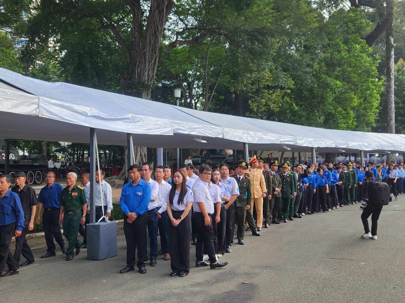 Người dân thành phố Hồ Chí Minh xếp hàng chờ vào viếng Tổng Bí thư Nguyễn Phú Trọng. Ảnh TTXVN