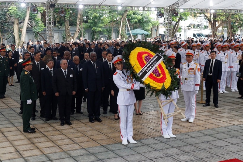 Đoàn Cộng hòa Cuba do đồng chí Esteban Lazo Hernandez, Ủy viên Bộ Chính trị, Chủ tịch Quốc hội Chính quyền nhân dân Cuba làm Trưởng đoàn vào viếng Tổng Bí thư Nguyễn Phú Trọng.