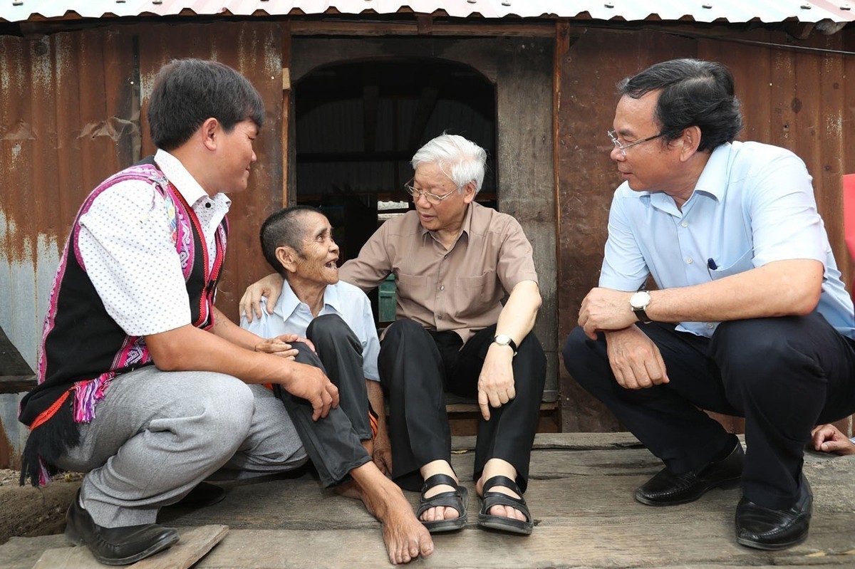 Tổng Bí thư Nguyễn Phú Trọng thăm hỏi, động viên người dân.